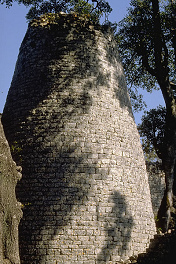 Castillo Sirio de Zimbabue, la torre
                          cónica