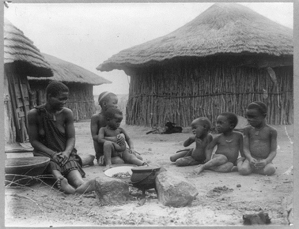 Rodesia Zimbabue,
                          una familia de nativos [13]: Los nativos
                          contaron a Barros que los castillos
                          "Zimbabue" serían de seres
                          supernaturales...