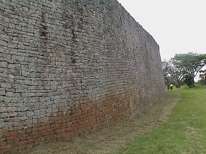 Muro externo con personas
                                    adultas