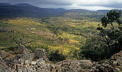 Vista de la acrópolis a las
                ruinas de Shona con el castillo Sirio