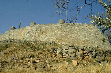 Ruina en la
                          acrópolis, muro grande con torres