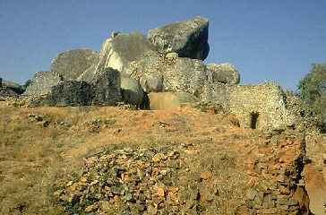 Ruina en la acrópolis, la entrada
                          (derecha) con piedras gigantes (mitad)