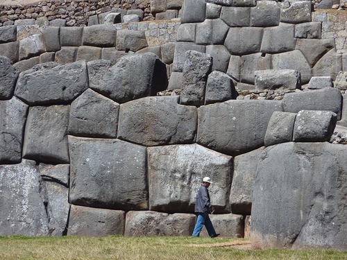 Sacsayhuamán (Perú),
                              piedras gigantes con persona adulta