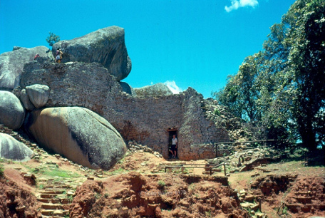 La ruina en la
                            acrópolis con la entrada y las
                            piedras gigantes con personas adultas