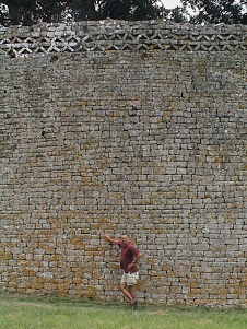 Muro externo de la ruina Sirio
                                    en Shona, con diseo zigzag con
                                    persona adulta