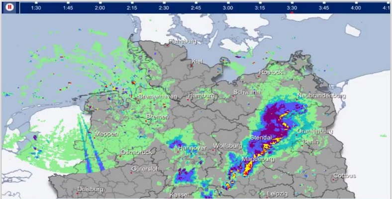 Wolkenkreisel ber der Nordsee gegen Regen in
                  Deutschland, Nahaufnahme 01 - 2.8.2018 - 1:30 Uhr