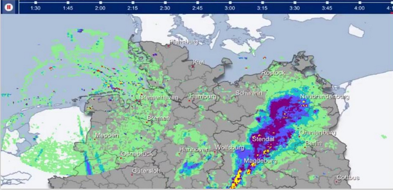 Wolkenkreisel ber
                  der Nordsee gegen Regen in Deutschland, Nahaufnahme
                  02