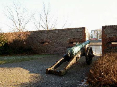 Kanone auf der Stadtmauer
                  von Magdeburg