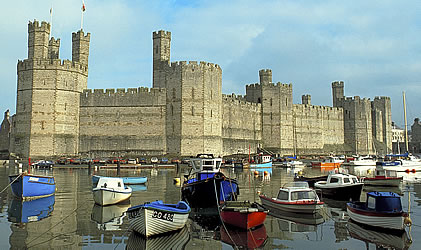 Burg Caernafon Castle (Wales): Die Burgmauer mit
                Turmreihe