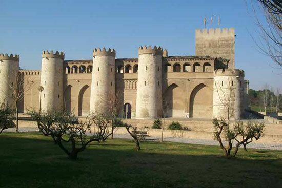 Arabische Festung Aljaferia in Zaragoza
                (Spanien): Mauer mit Turmreihe und Eingang