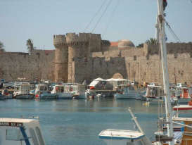 Stadtmauer mit Torhaus in Rhodos-Stadt