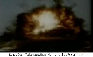 Trickfilm: Ein Panzer
                                    explodiert durch eine Atomrakete der
                                    NATO ("Uranmunition") -
                                    der Panzer wird so zu Atommll