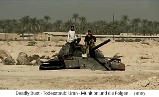 Kinder in der
                Region Basra spielen auf einem radioaktiven
                Atommll-Panzerwrack