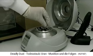 Dr.
                              Axel Gerdes installiert eine Dosis Urin in
                              einer Zentrifuge