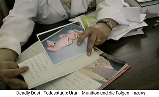 Basra, Mutter-Kind-Krankenhaus, Buch
                              mit Babyfotos mit Geburtsfehlern 04