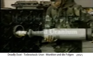 Ein NATO-Soldat spielt mit einer
                            Atomrakete ("Uranmunition")
