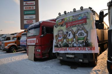 Lkw-Streik in Moskau-Chimki
                                    gegen die Einfhrung einer Maut,
                                    Plakat mit den 3 Affen (nichts
                                    hren, nichts sehen, nichts sagen)