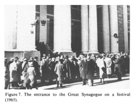 Encyclopaedia Judaica (1971): Moscow,
                          vol. 12, col. 366. The entrance to the Great
                          Synagogue on a festival (1965)