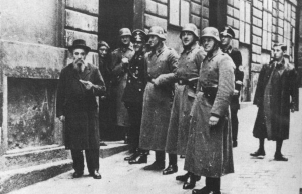 Warschauer
                        Ghetto, ein orthodoxer Jude muss mit SS-Männern
                        posieren