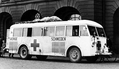 Weisser Bus von Graf
                                    Volker Bernadotte