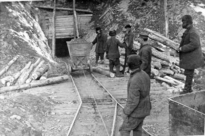 Kolyma, ein
                Eingang einer Goldmine mit Schienenwagen