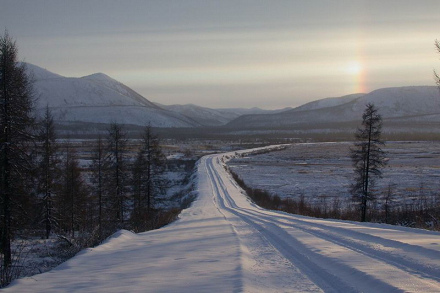 Kolyma, die
                      Hauptstrasse mit Wald und Bergen im Schnee