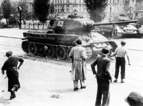 Volksaufstand in der DDR
                  am 17. Juni 1953, Sowjetpanzer gegen Arbeiter