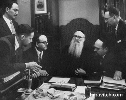 Rabbi Shlifer (mit Bart) erhlt
                1956 in Moskau Besuch von Rabbinern aus den
                "USA"