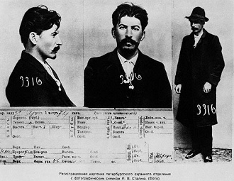 Registerkarte über Josef Dschgaschwili als
                  Bankräuber (der sich "Koba" nannte, der
                  "Stalin" genannt wurde), Foto der Polizei
                  Tiflis 1912
