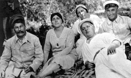 Stalin-Gruppenfoto von 1932 mit
                            Nadeschda Alillujewa, Esther Kogan, der
                            Ehefrau von Woroschilow und ihr Mann in
                            Sotschi, 1932