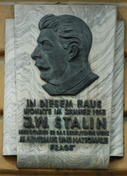 Stalin-Gedenktafel in Wien am Haus, wo
                            Stalin sein Hauptwerk "Marxismus und
                            Nationalfrage" geschrieben hat