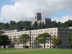 West Point-Akademie, Wohnhuser und
                                Kirche oben drber