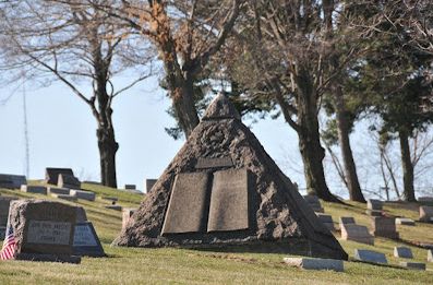 Die
                          Pyramide von Fhrer Russell auf dem Friedhof
                          neben seinem Grab