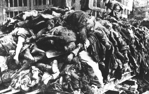 Leichenhaufen
                nach dem Feuersturm-Holocaust in Dresden 1945