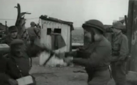 Rassist Eisenhower hat seine
                Akteure in den Rheinwiesenlagern: Weisse
                "Amerikaner" schlagen deutsche Soldaten mit
                Maschinengewehren