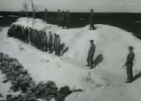 Falsche Standpauke am
                Massengrab 02 mit Wachen mit Gewehre