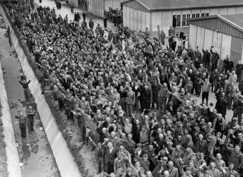 Befreite
                        Masse von Hftlingen im KL Dachau