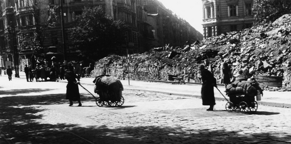 Flchtlinge mit Leiterwagen im zerbombten Berlin
                1945