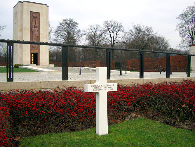 Gavestone of the grave of General
                          Patton in Luxemburg with a red hedge with red
                          berries