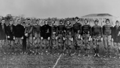 Eisenhower in der
                                Fussballmannschaft von West Point von
                                1912 (eher kleine Statur, zweiter von
                                links)