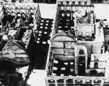 Tormenta gnea en Freiburg
                  im Breisgau en 1944, solo quedan "cajas
                  abiertas" y los fundamentos