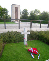 Lpida sepulcral de la tumba del
                            general Patton en Luxemburgo con nido verde