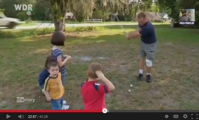 Vater Terry mit 4 Kindern spielt Golf