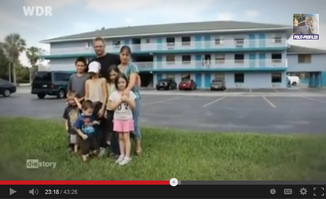 Vater Terry mit seiner Familie und mit dem Hotel im Hintergrund