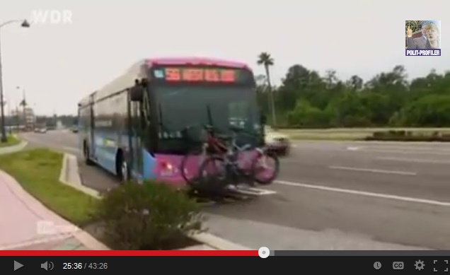 Bus in Orlando (Florida) mit Fahrrdern vorne dran