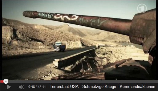 Afghanistan, Strasse mit
                    Panzerrohr - ein alter, sowjetischer Panzer