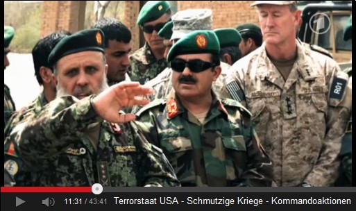 Afghanische Soldaten mit dem JSOC-Fhrer und
                    Massenmrder McRaven