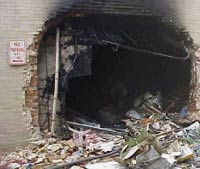 The
                        rocket or a drone produced a hole in the front
                        of the Pentagon, which can well be seen before
                        the crash of the house front.