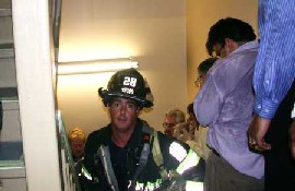 Torre
                sur del WTC: Gente baja por la escalera, bomberos suben
                por la escalera