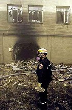 Pentgono 11 de septiembre 2001: El cohete
                        dejo un hueco en la fachada, bien visible antes
                        de la cada de la fachada, con bombero